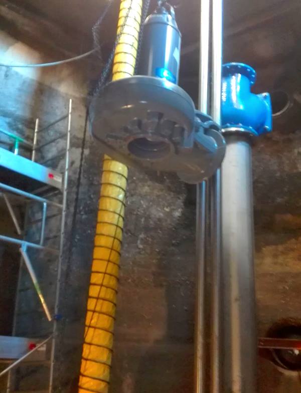 manutention-et-raccordement-pompe-pour-eaux-usees